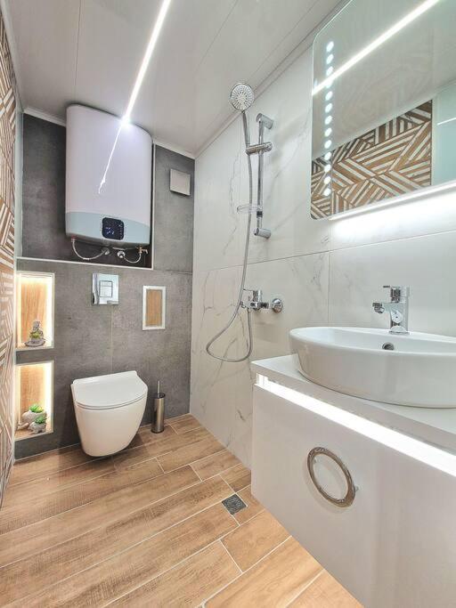 Luxury Apartment. 75 Inches Tv Varna Exterior foto