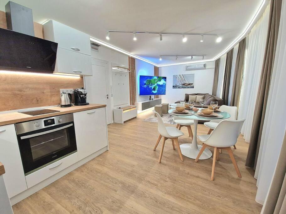 Luxury Apartment. 75 Inches Tv Varna Exterior foto